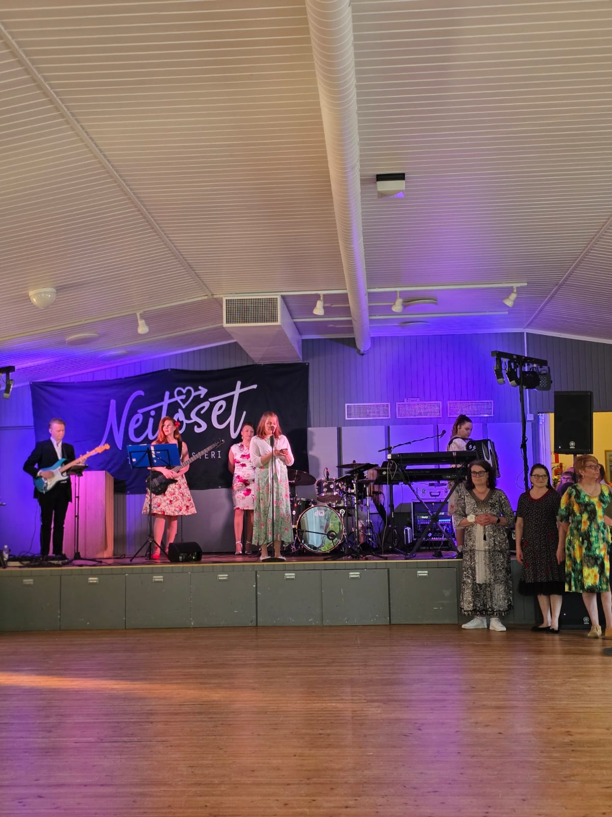 Kukkamekkotanssien avajaispuhe Käylän Korpihovilla vuonna 2025