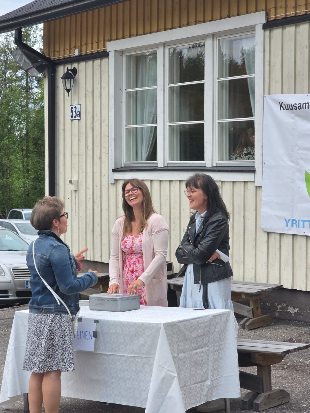 Kukkamekkotanssien lipunmyyntiä Käylän Korpihovin edessä.